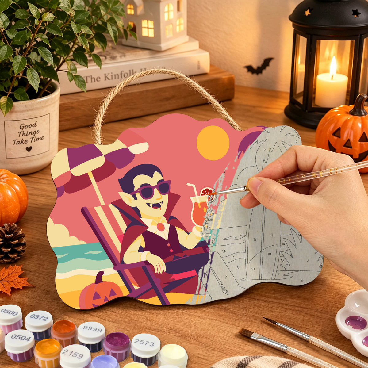 Pancarte Vampire en Transat en cours de peinture, pinceau à la main — Maison Artsen