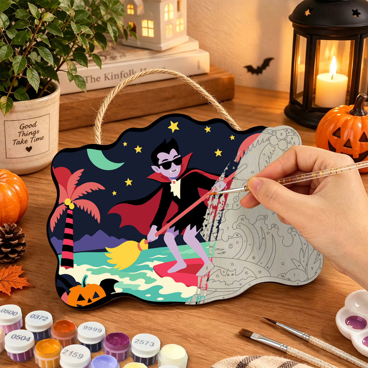 Pancarte Vampire Surfeur à Lunettes en cours de peinture, pinceau à la main — Maison Artsen