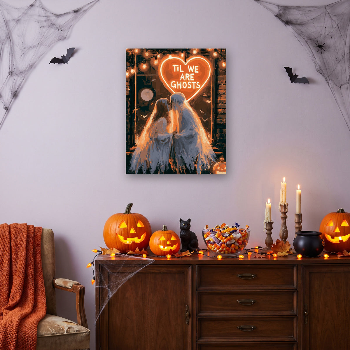 Tableau peinture par numéro Baiser sous le Néon accroché dans un salon décoré pour Halloween — Maison Artsen