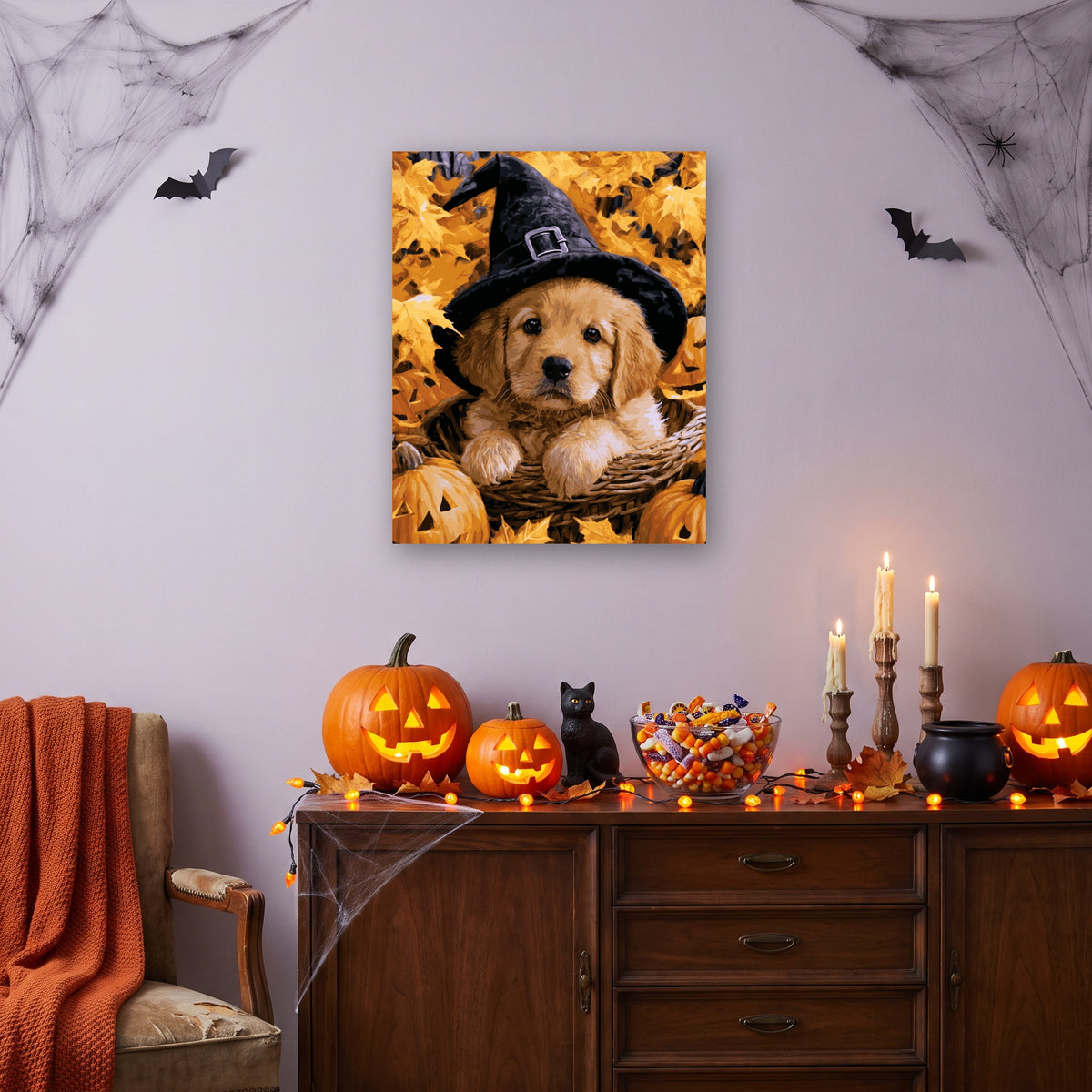 Tableau peinture par numéro Chiot au Chapeau Pointu accroché dans un salon décoré pour Halloween — Maison Artsen
