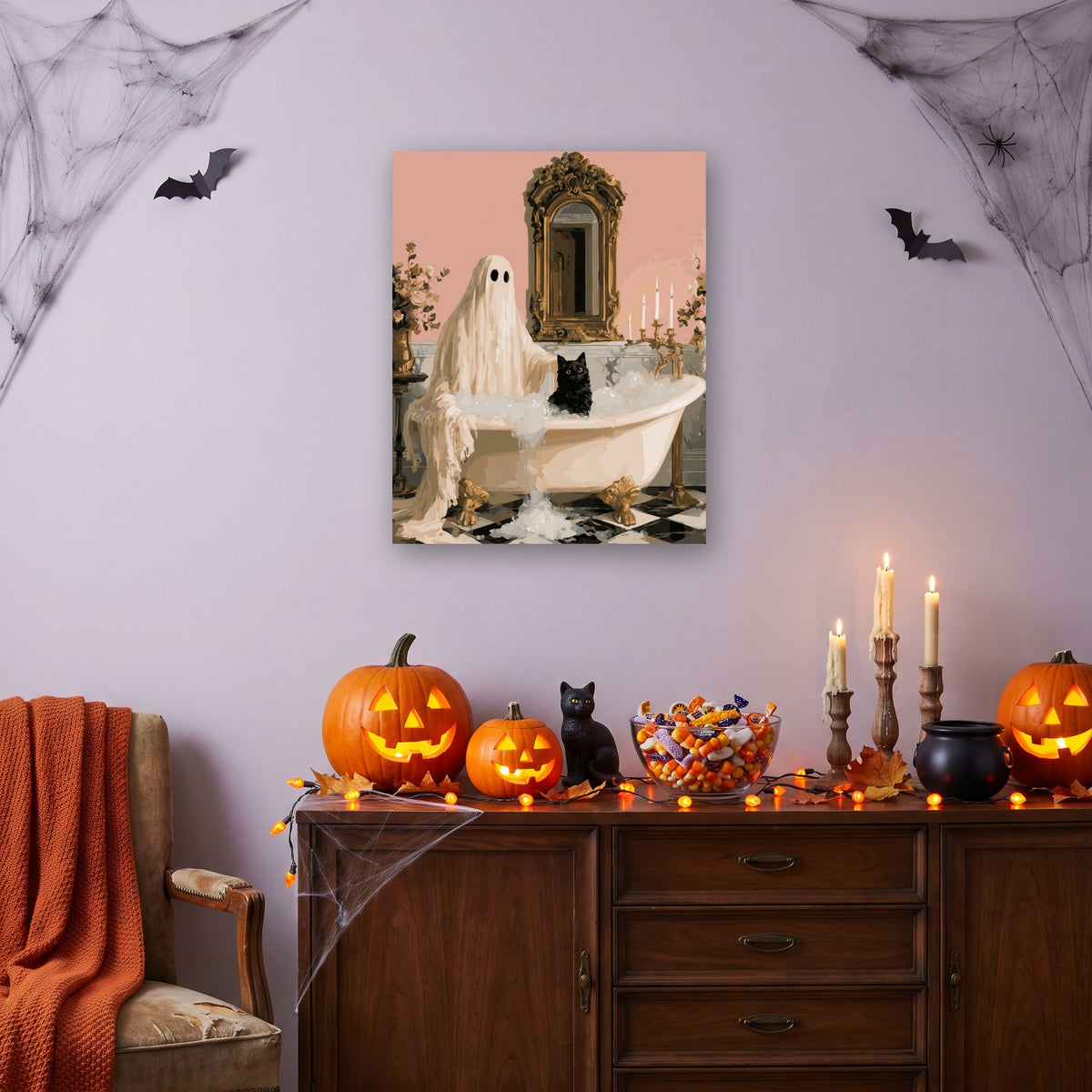Tableau peinture par numéro Fantôme au Bain accroché dans un salon décoré pour Halloween — Maison Artsen