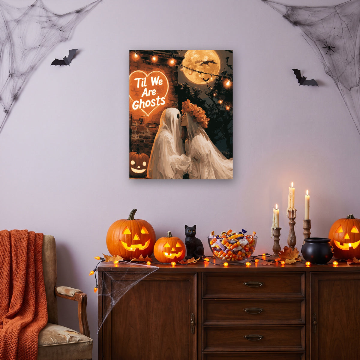 Tableau peinture par numéro Fantômes Amoureux accroché dans un salon décoré pour Halloween — Maison Artsen