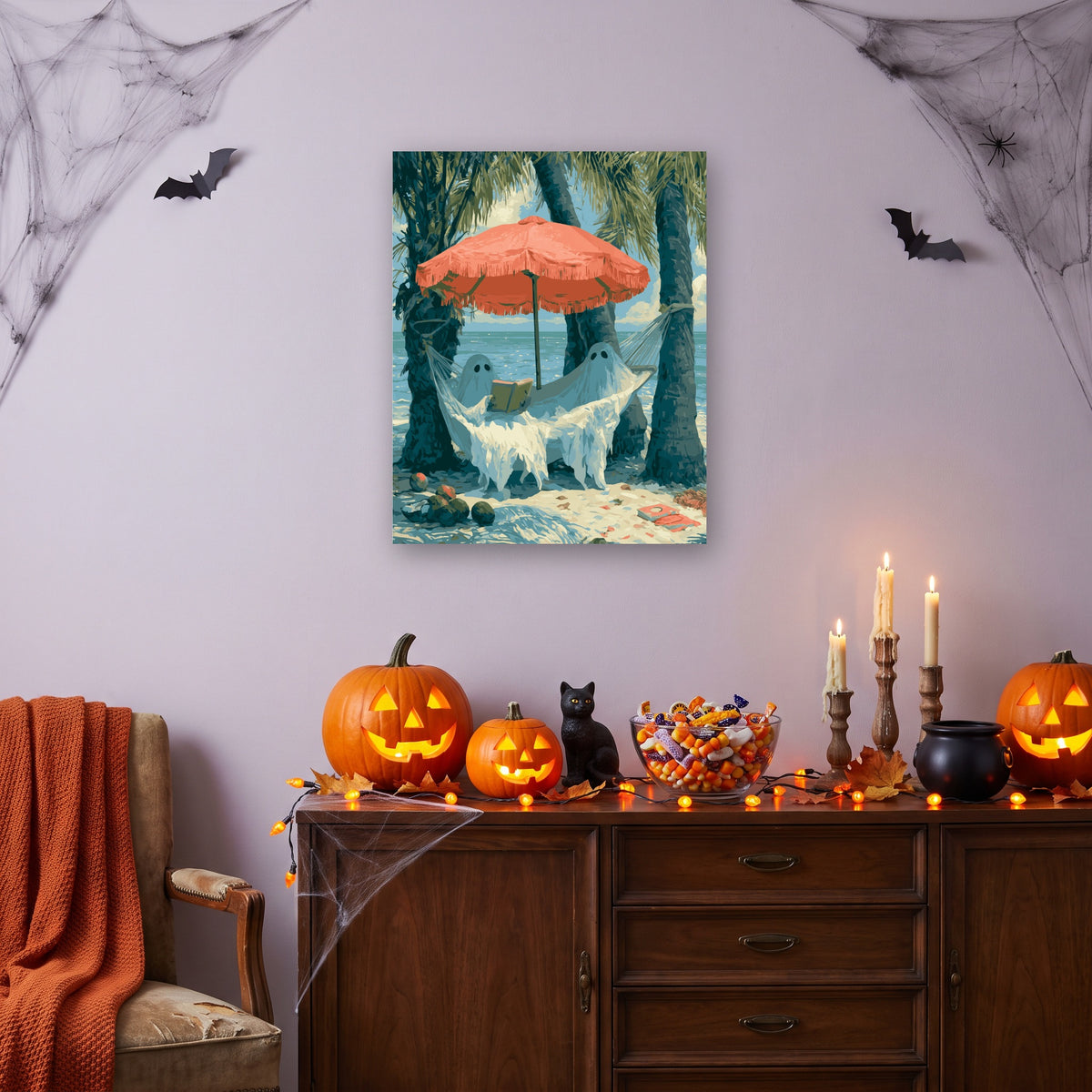 Tableau peinture par numéro Fantômes sous les Palmiers accroché dans un salon décoré pour Halloween — Maison Artsen