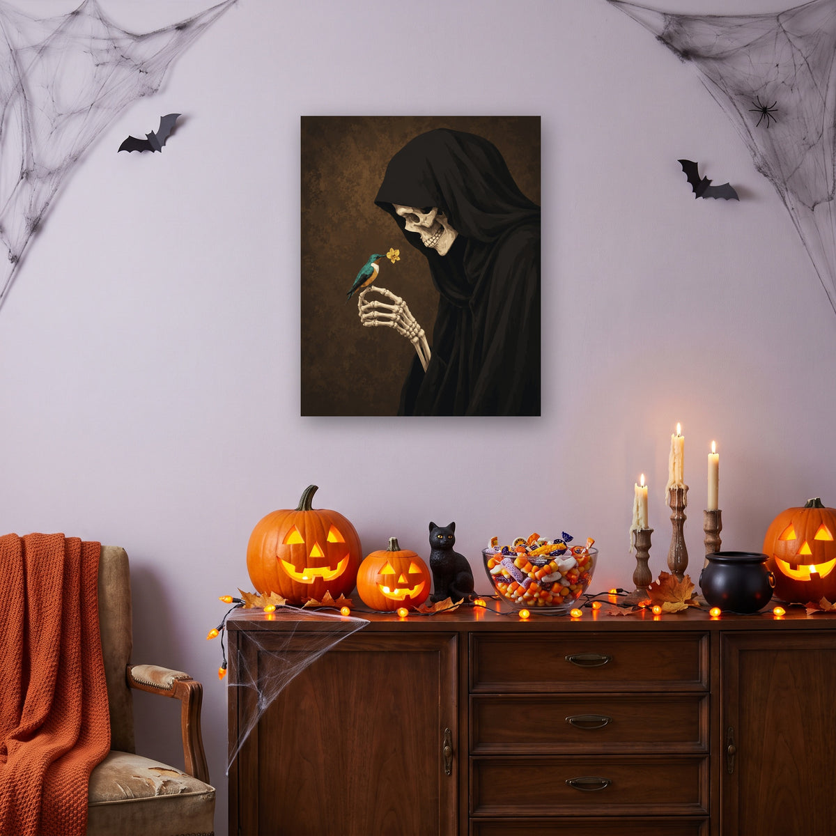 Tableau peinture par numéro Faucheuse au Colibri accroché dans un salon décoré pour Halloween — Maison Artsen