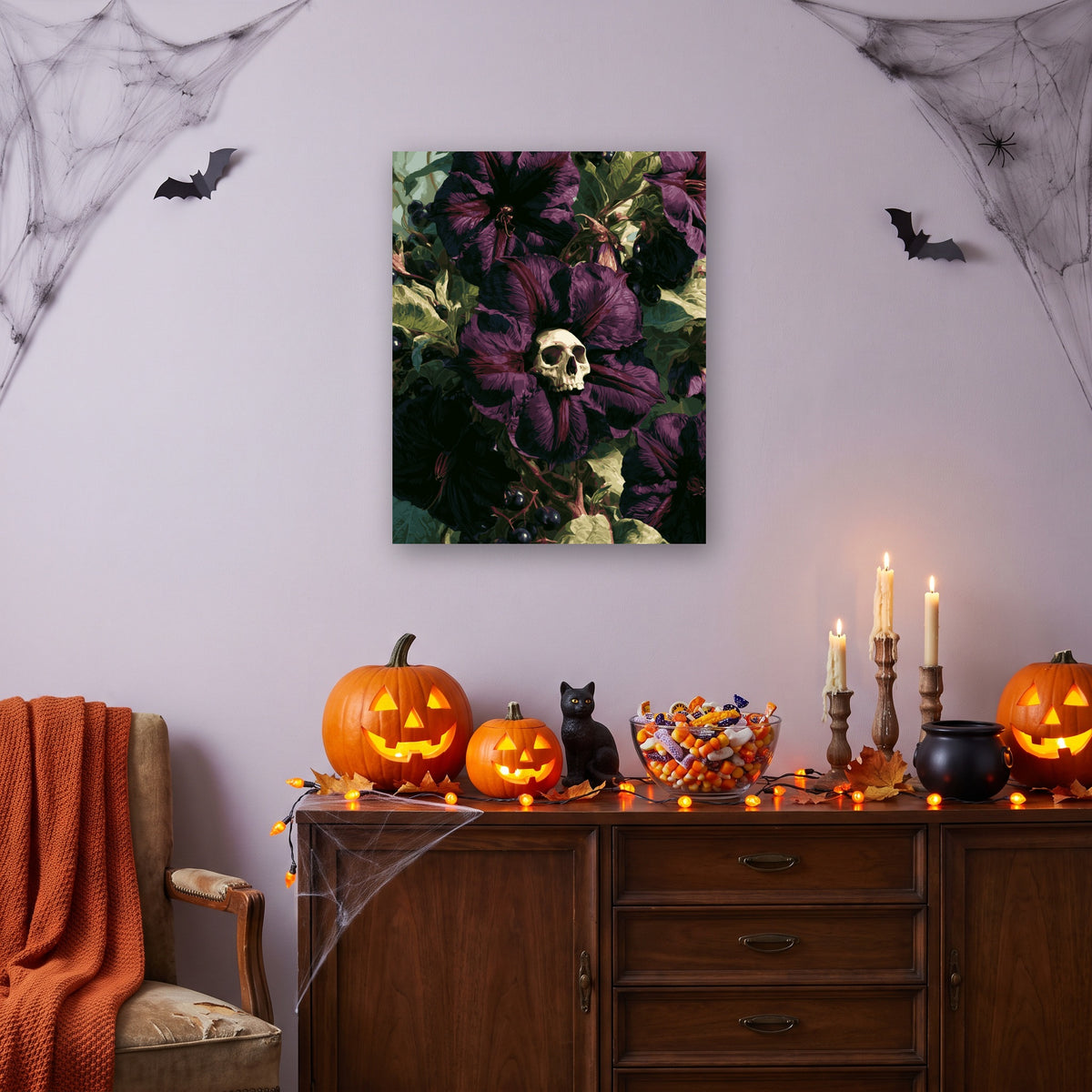 Tableau peinture par numéro Fleur de Belladone accroché dans un salon décoré pour Halloween — Maison Artsen