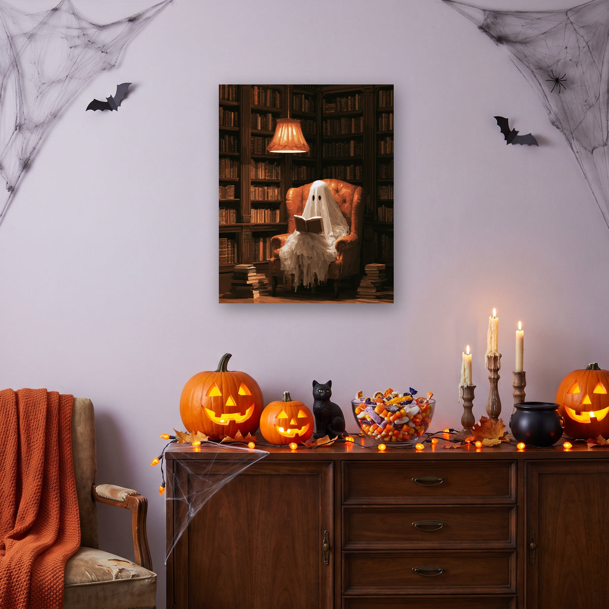 Tableau peinture par numéro Le Lecteur Fantôme accroché dans un salon décoré pour Halloween — Maison Artsen