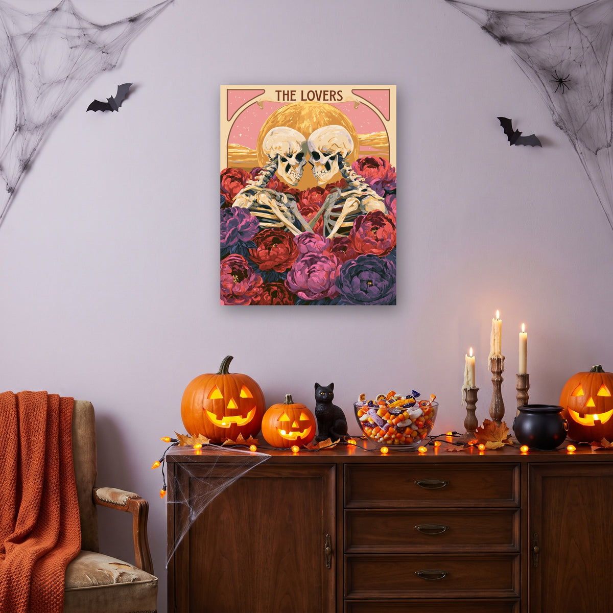 Tableau peinture par numéro Les Amoureux accroché dans un salon décoré pour Halloween — Maison Artsen
