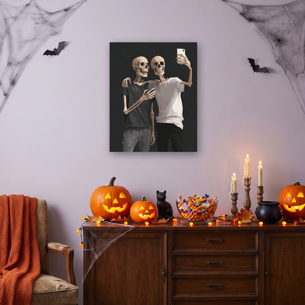 Tableau peinture par numéro Selfie Éternel accroché dans un salon décoré pour Halloween — Maison Artsen