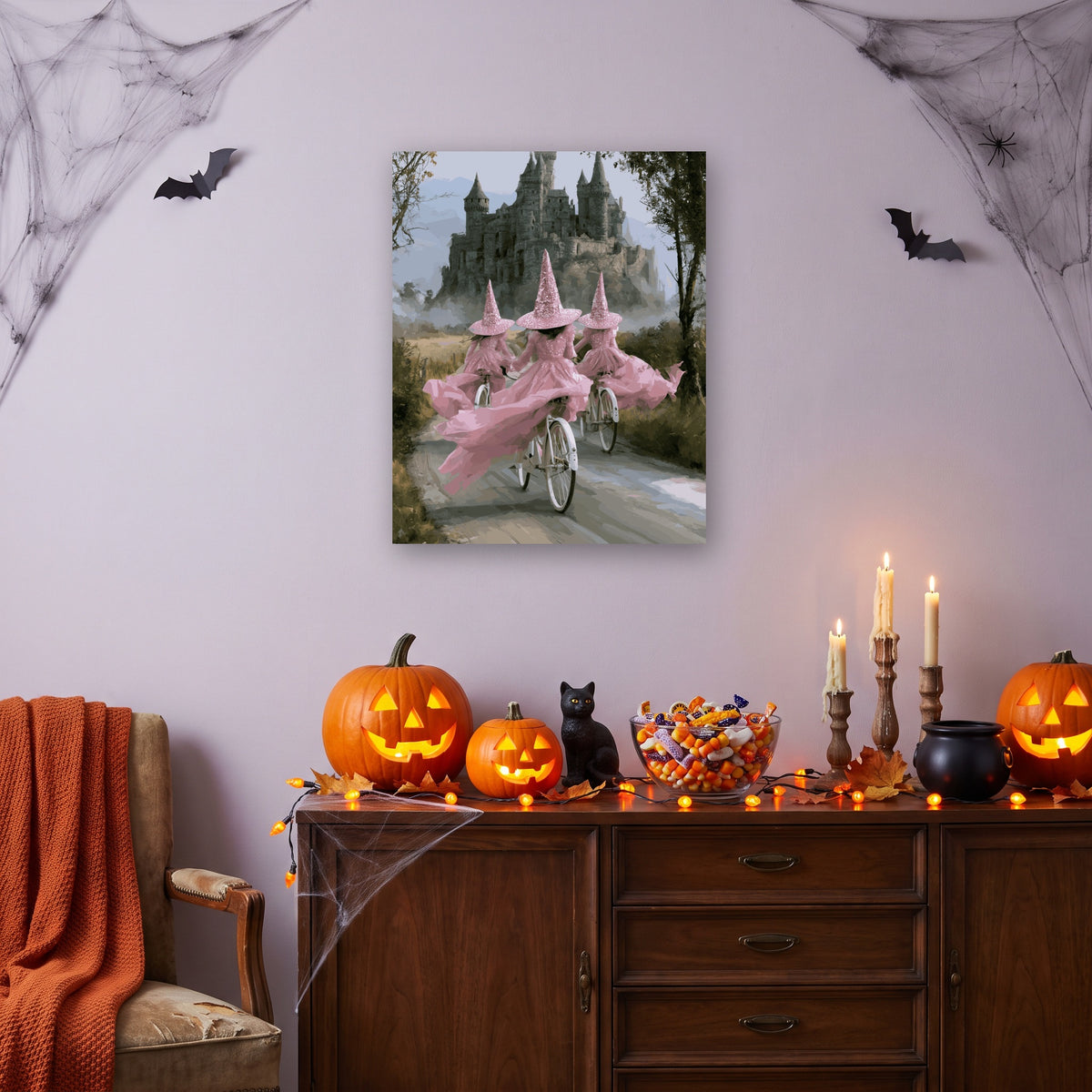 Tableau peinture par numéro Sorcières à Bicyclette accroché dans un salon décoré pour Halloween — Maison Artsen